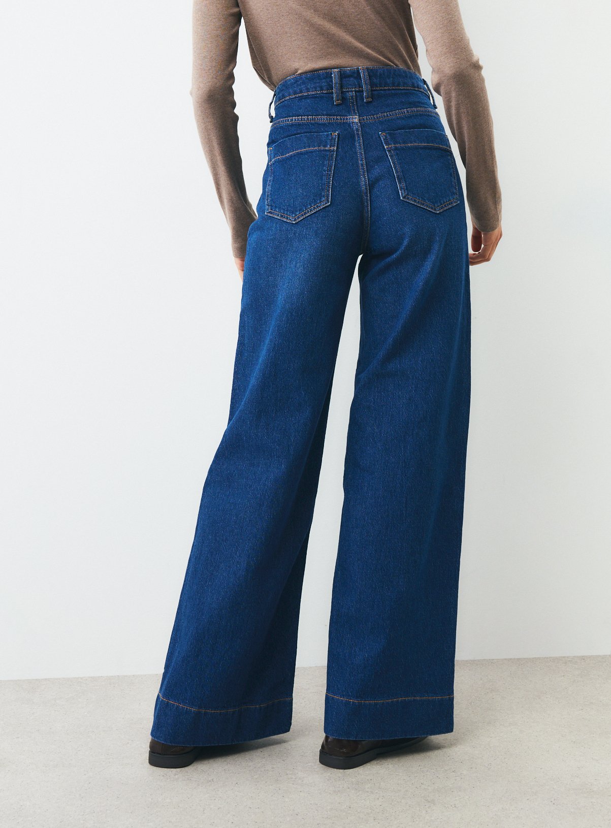 Patch Pocket Relaxed Flare Jeans 18S - Image 4 thumbnail